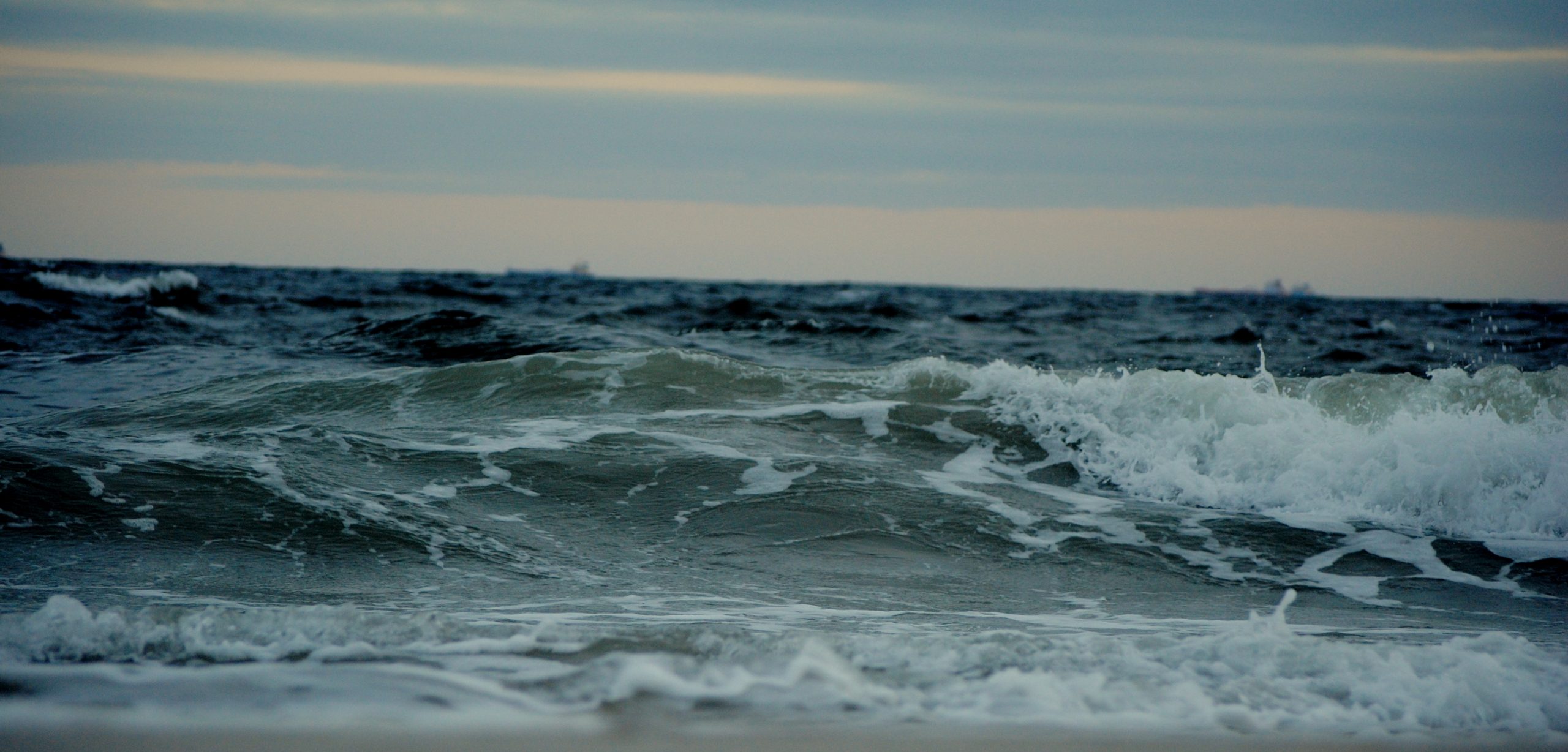 Image of an ocean wave coming onshore