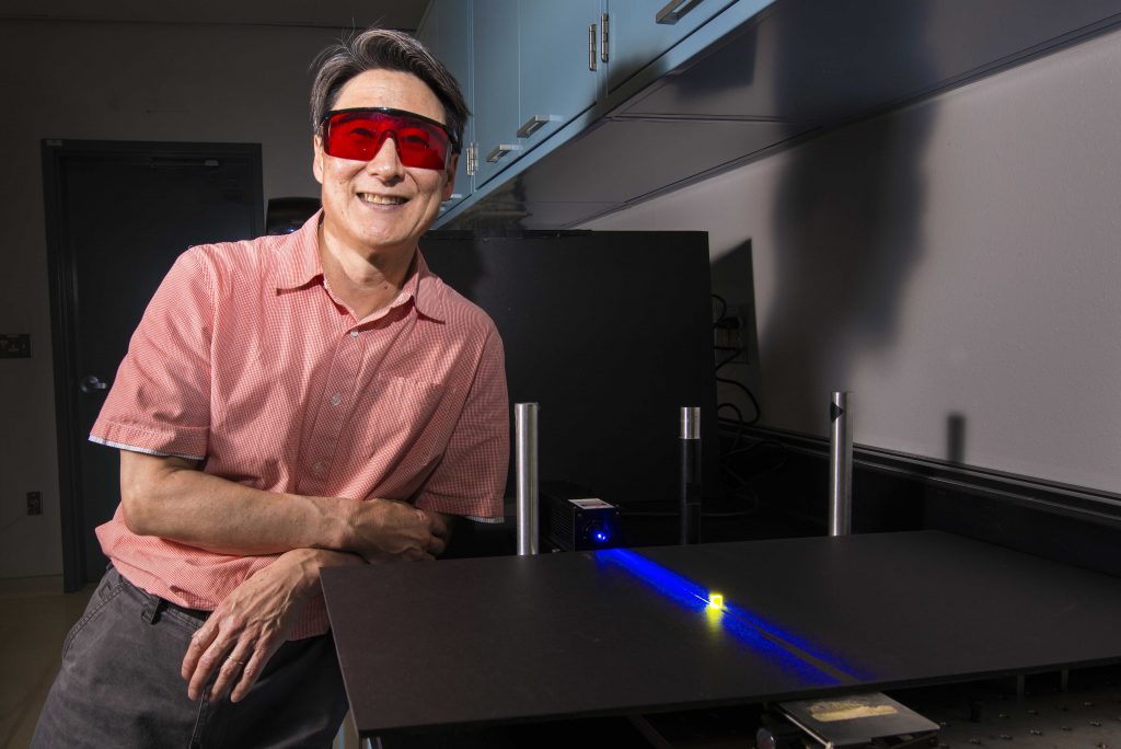 Sandia's Jeff Tsao was recognized with an Asian American Engineer of the Year award for his technical achievement, leadership and public service. (Photo by Randy Montoya) Click on the thumbnail for a high-resolution image.